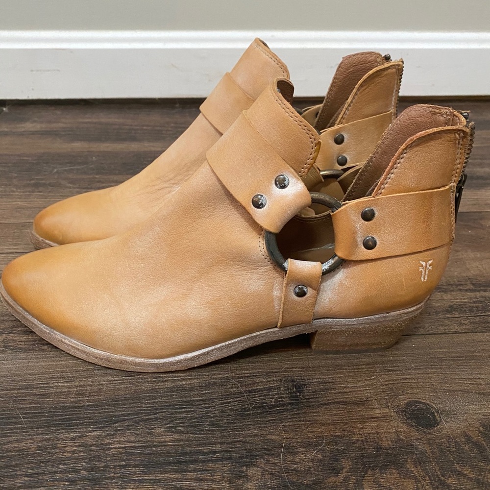 Frye Ray Harness Back Zip Size 8.5